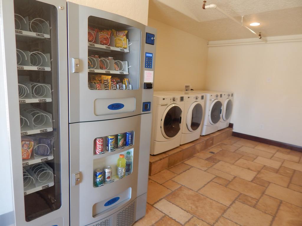 Winterton Suites Williston Esterno foto