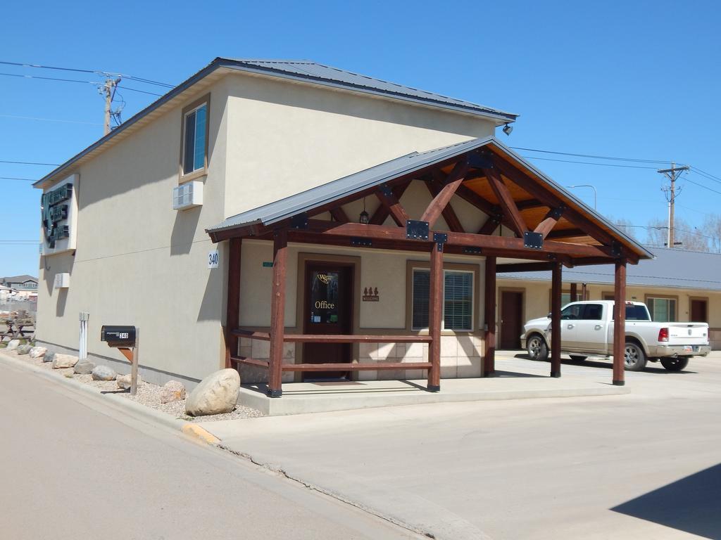 Winterton Suites Williston Esterno foto
