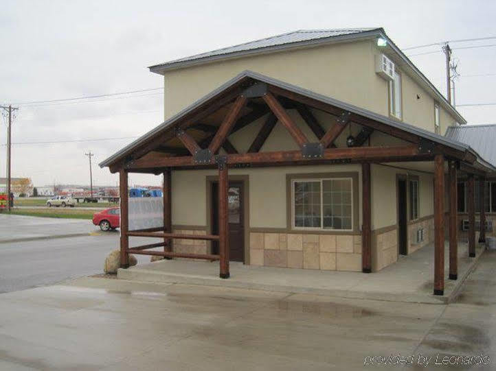 Winterton Suites Williston Esterno foto
