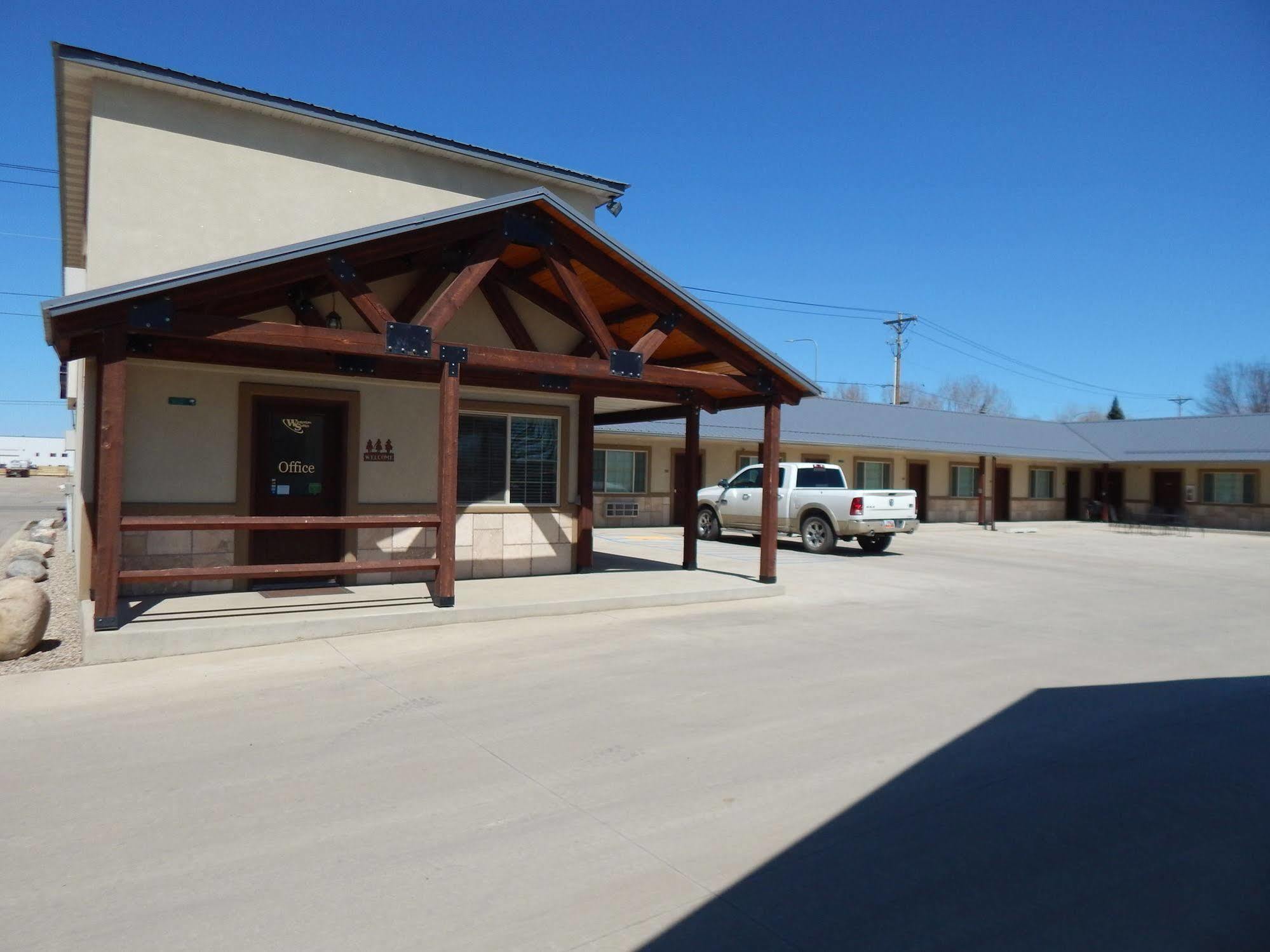 Winterton Suites Williston Esterno foto