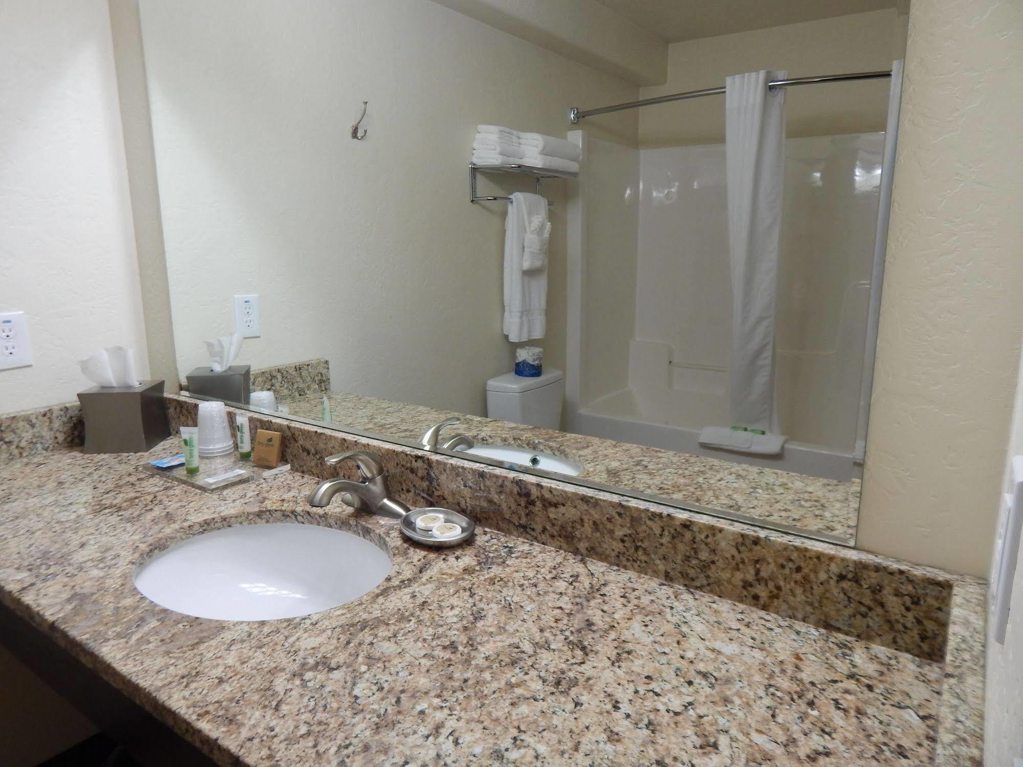 Winterton Suites Williston Esterno foto