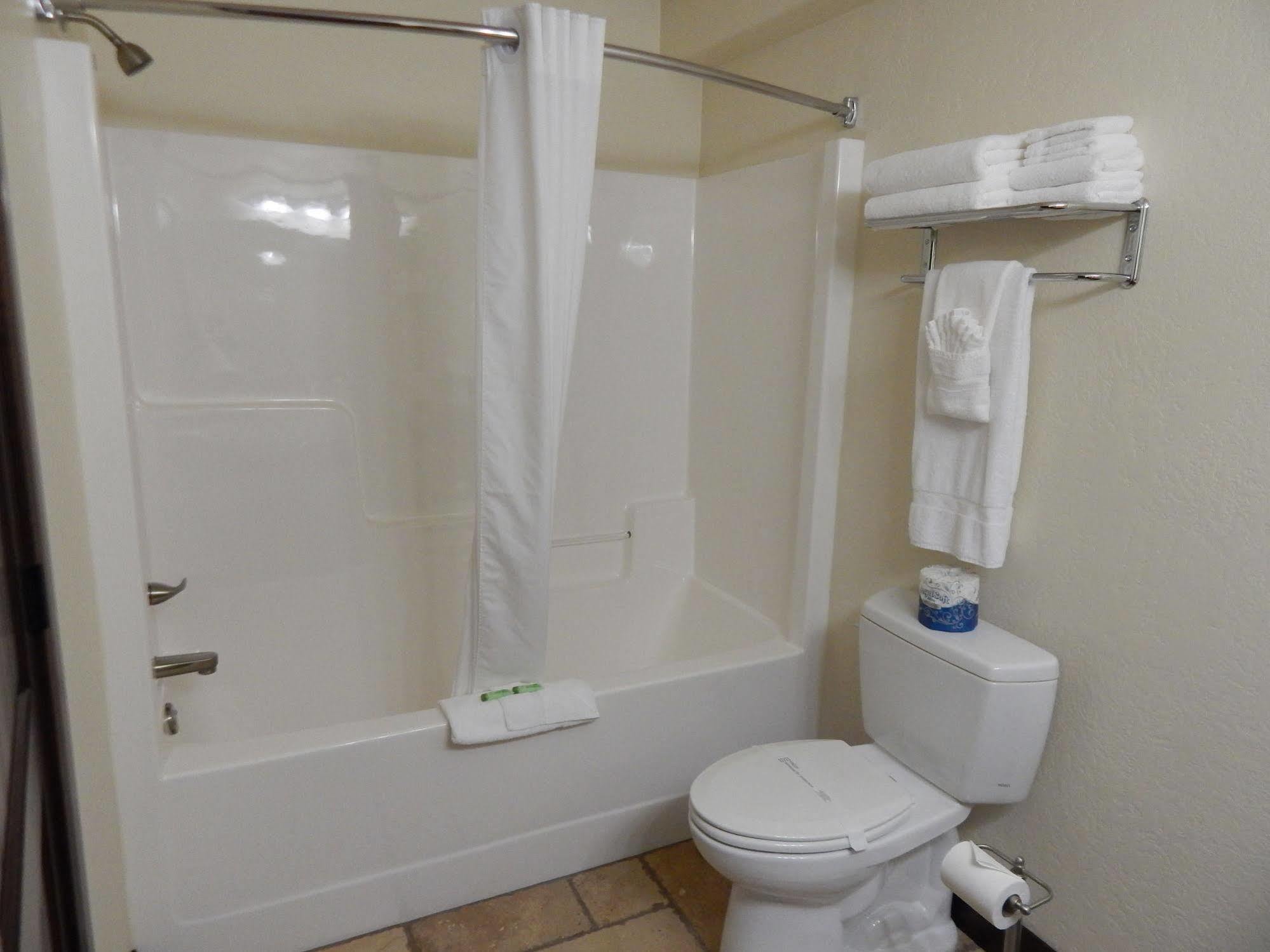Winterton Suites Williston Esterno foto