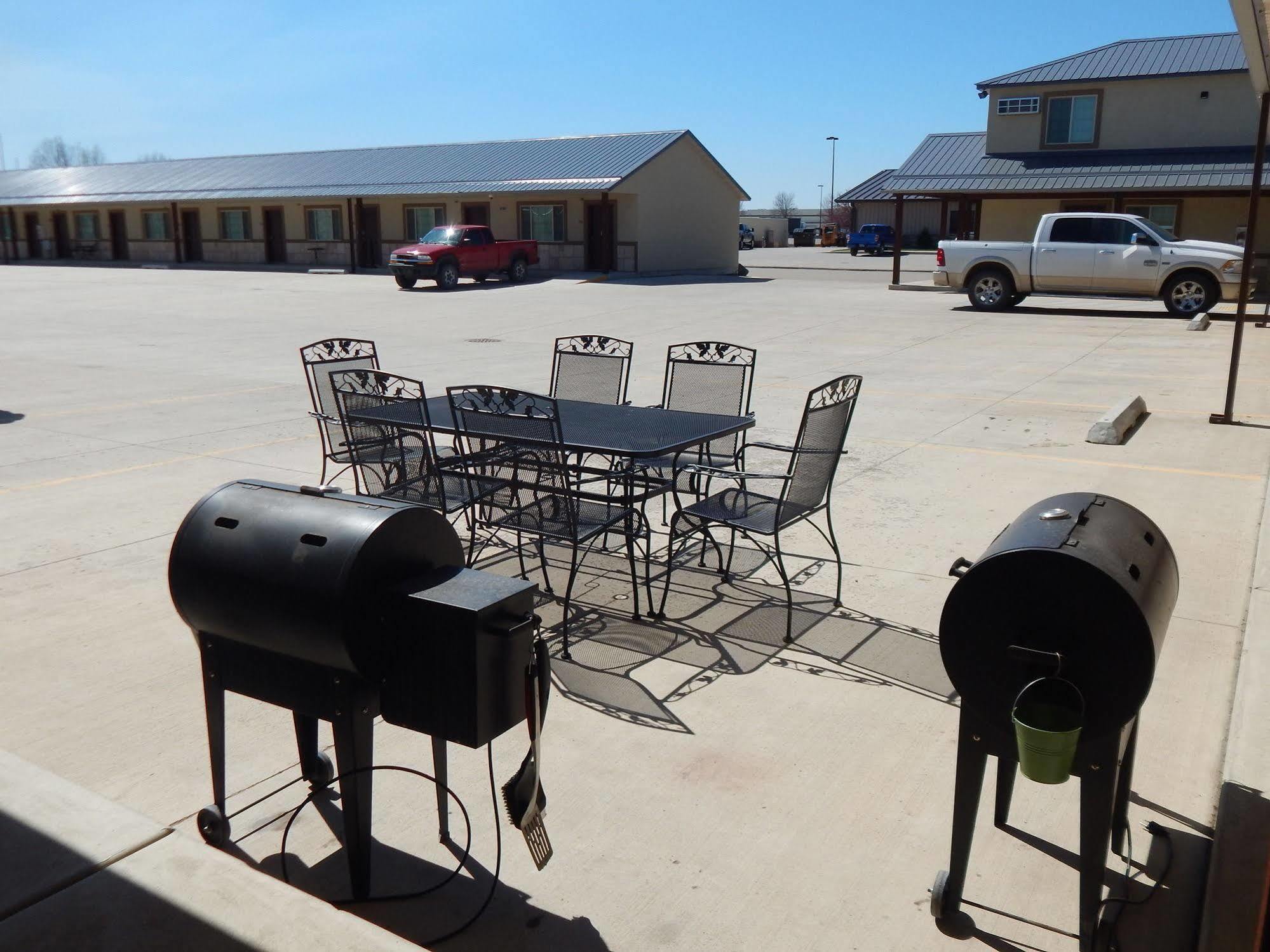 Winterton Suites Williston Esterno foto