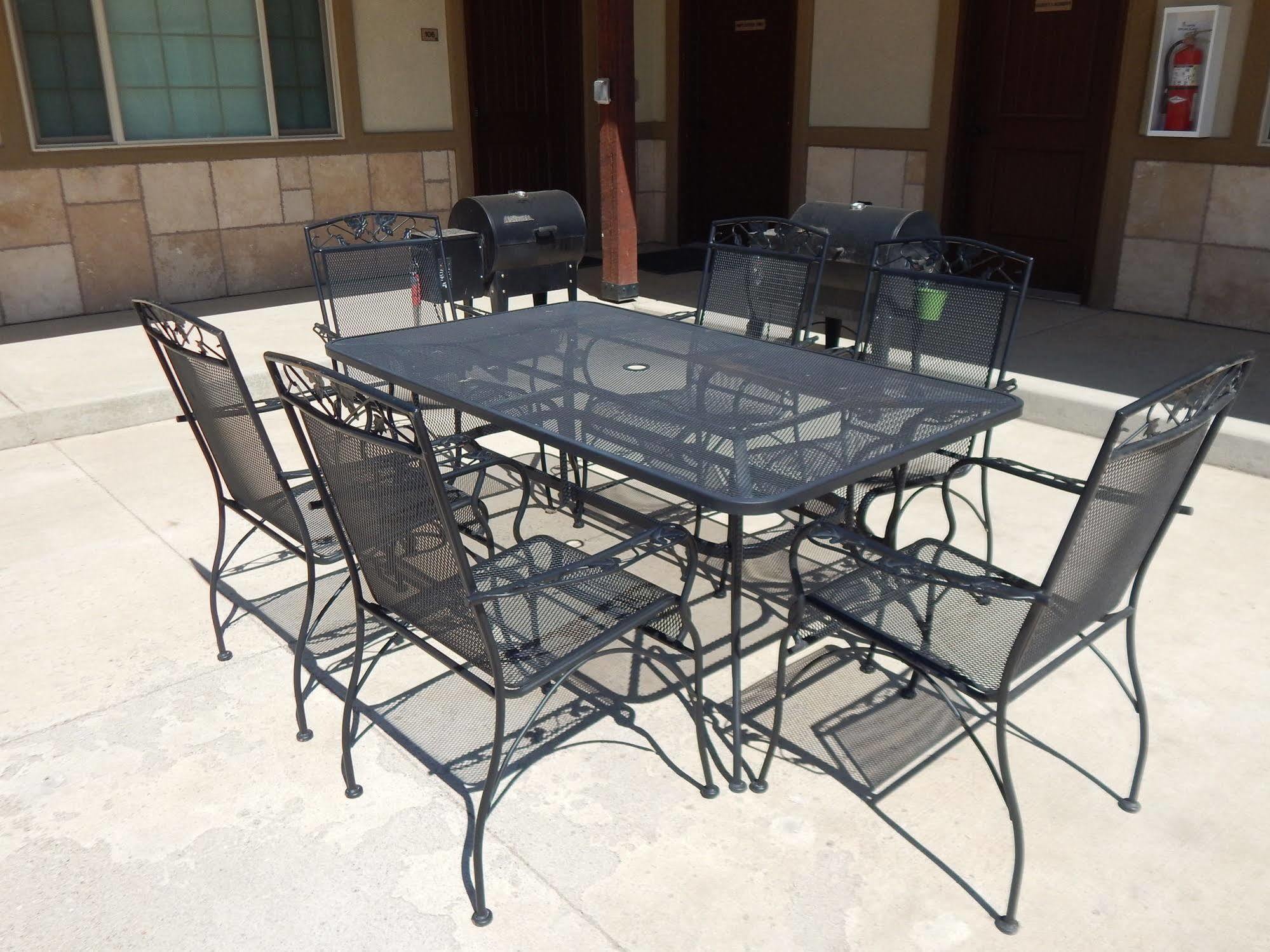 Winterton Suites Williston Esterno foto